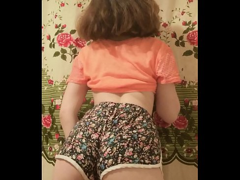 ❤️ セクシーな若いベイブがカメラでショーツを脱ぐ ️❌ セックスビデオ ❌️❤