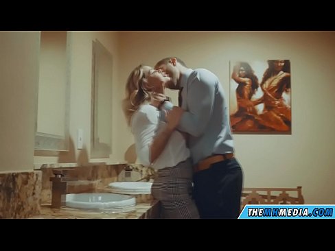 ❤️ 公衆トイレで巨乳金髪美女に誘惑されたら ️❌ セックスビデオ ❌️❤